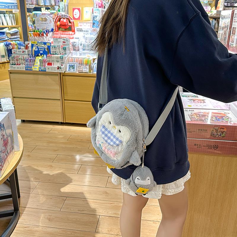 

Новая плюшевая мультяшная сумка через плечо в виде пингвина 2025 новая милая студенческая сумка для выхода на улицу, женская Single package [without pendant] светло-серый