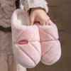 Damen tragen Haushaltswarme und Fleece-Komfortschuhe mit dicker Sohle und Plüsch-Baumwollpantoffeln außen.