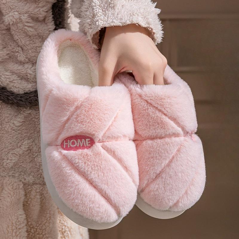 Damen tragen Haushaltswarme und Fleece-Komfortschuhe mit dicker Sohle und Plüsch-Baumwollpantoffeln außen.