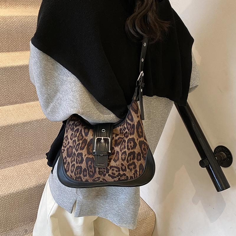 

Новая ретро нишевая дизайнерская сумка через плечо, сумка-мессенджер, женская модная леопардовая расцветка, высокий темперамент, повседневная, универсальная, с магнитной застежкой 29*1*24