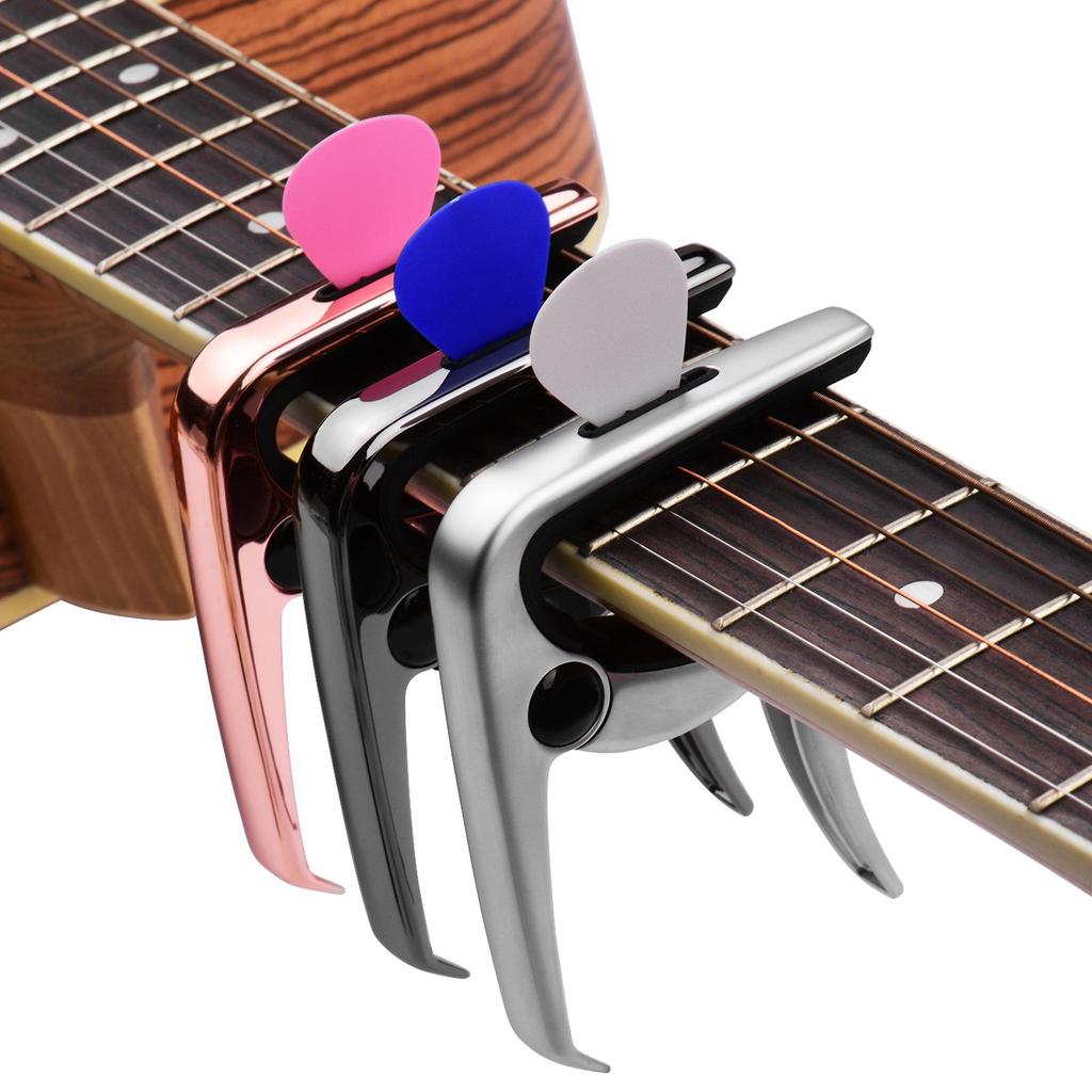 TC 02 Multifunktionales Gitarren-Capo Zinklegierung mit Stegpin-Zieher Gitarrenplektrum-Schlitz 3 Stück Gitarrenplektren für Akustik