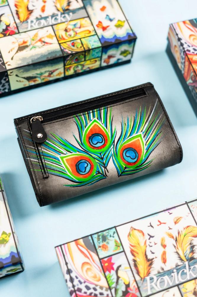 Pojemny, Skórzany Portfel Damski Na Zatrzask Ze Wzorem Pawich Piór - Rovicky