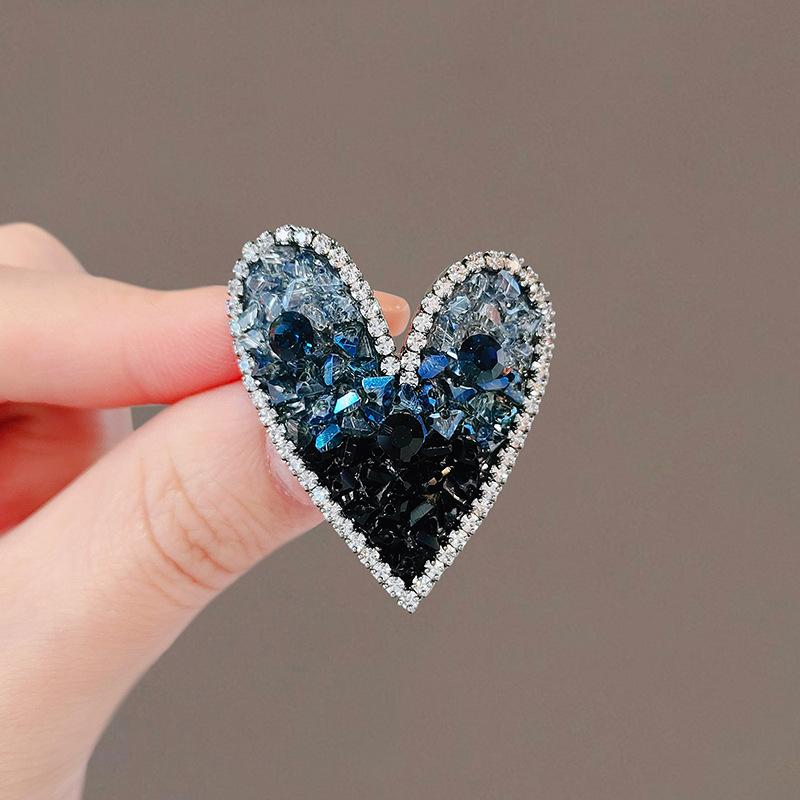 

Брошь излучает изысканность благодаря дизайну в форме сердца. Это высококлассная нишевая булавка с герметичным воротником и корсажем.