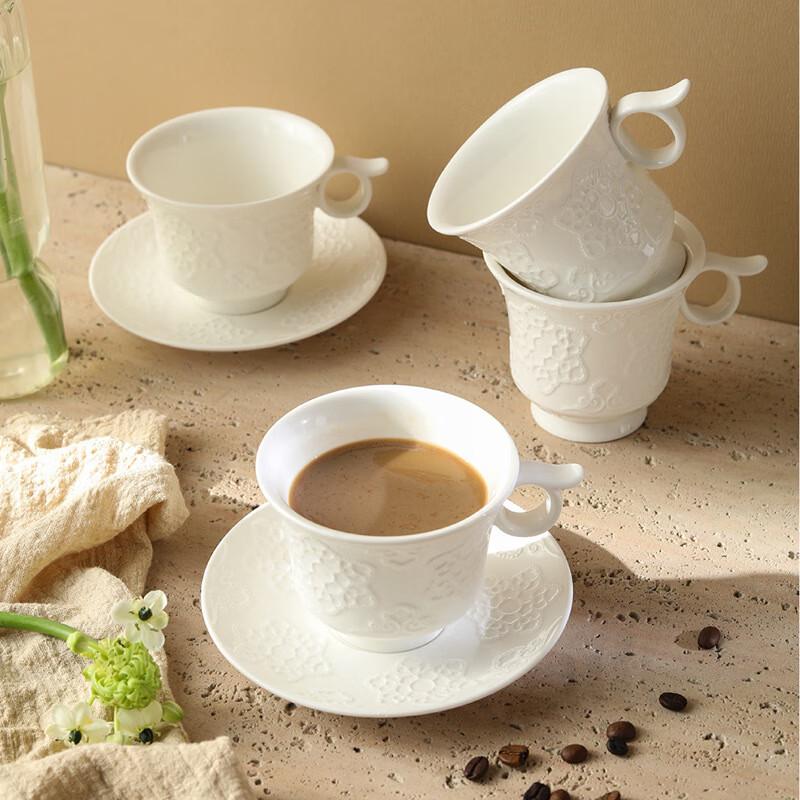 Elegantes geprägtes Keramikbecher-Set