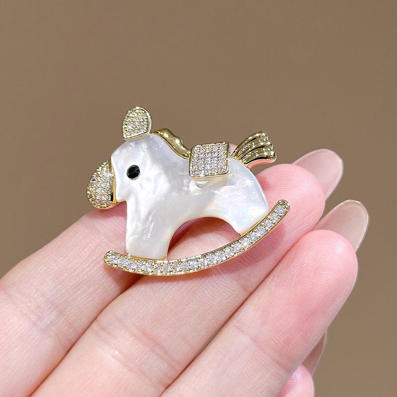 Elegante Strass-Emaille-Brosche zum Jahr des Pferdes - Stilvolles und vielseitiges Modeaccessoire