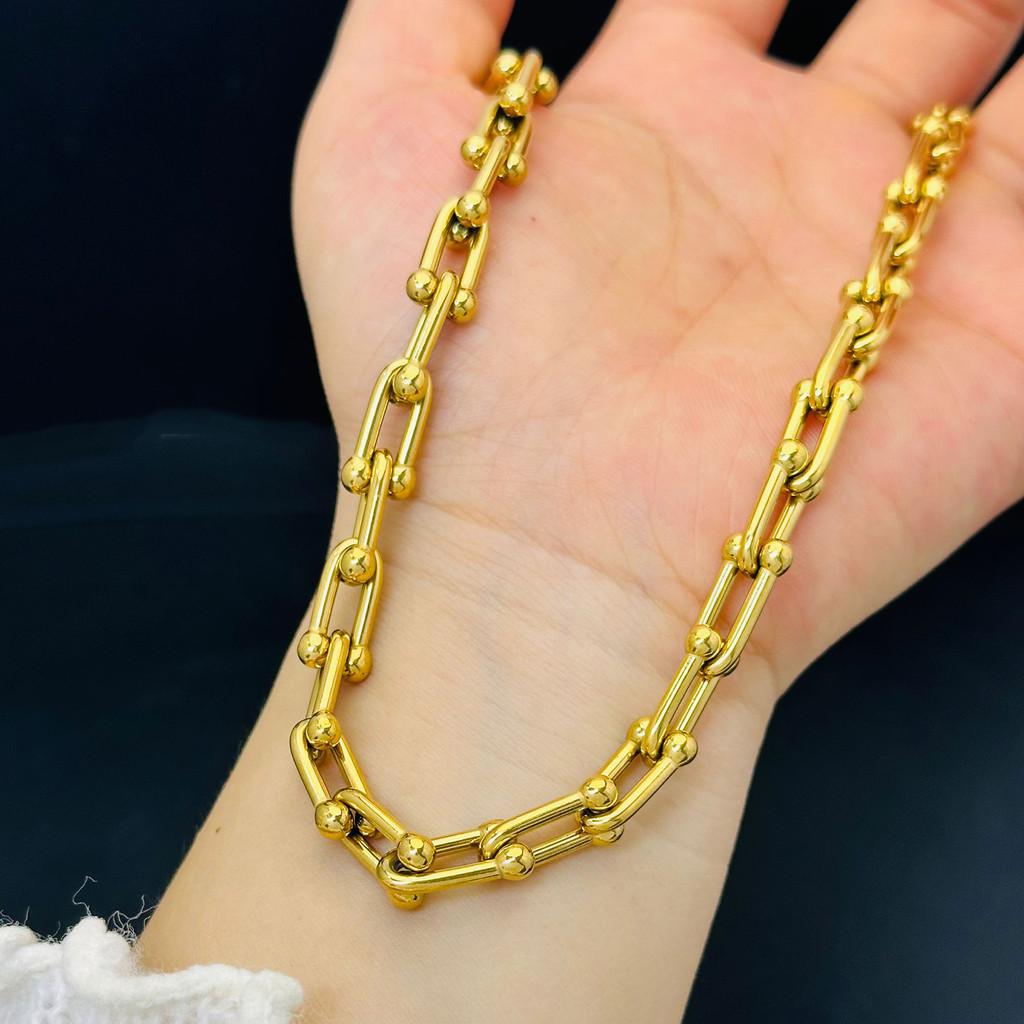 Collier Élégant en Forme de U Pour Couples Façonné en Acier Titane de Haute Qualité avec Placage Or et Design Géométrique Pour un Style Contemporain