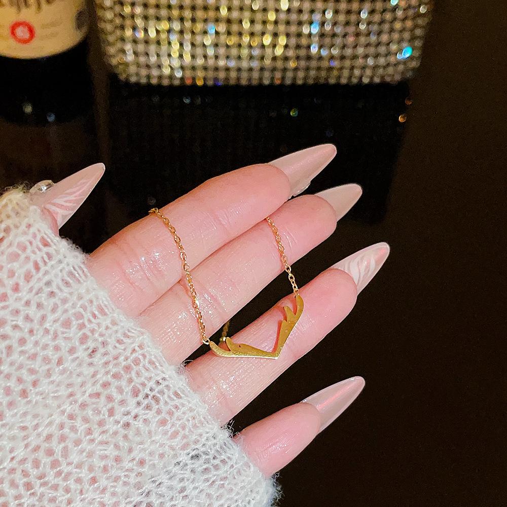 Fashion Light Luxury Titanium Steel Necklace Women'S High-End Pendant Sweet Temperament Collarbone Chain Does Not Fade Accessories