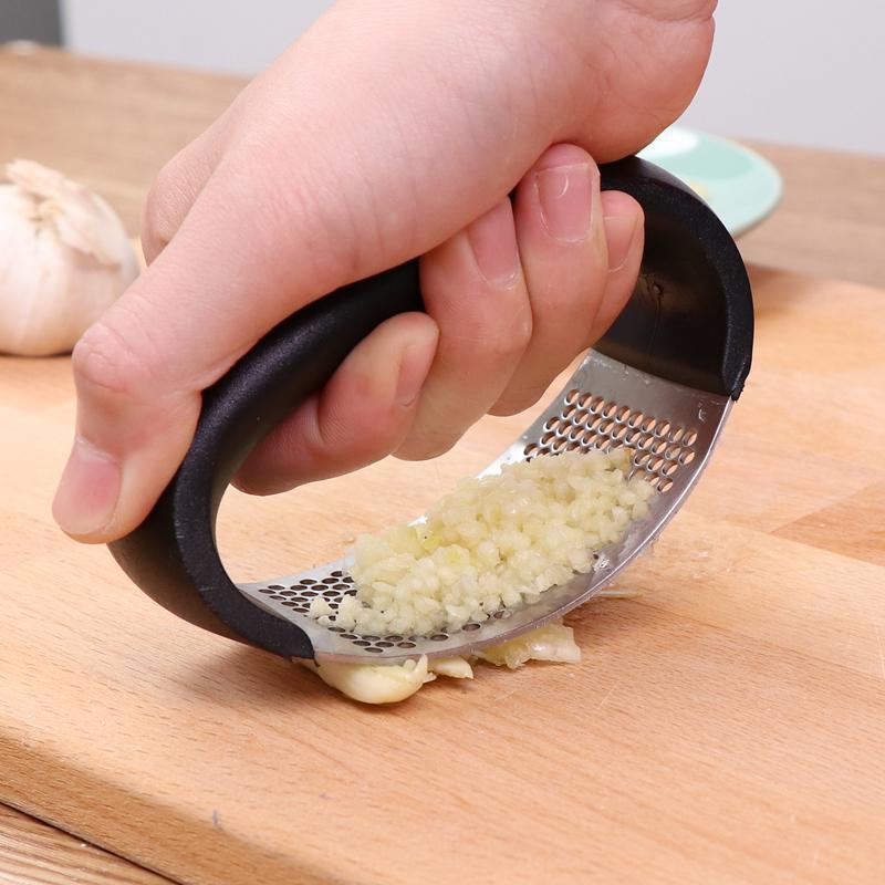 Garlic Crusher Stainless Steel Band Garlic Crusher MINI Handheld Garlic Crusher Kitchen Tools