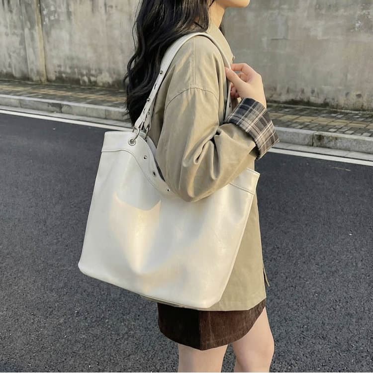 Rivet Decorative Large-capacity Bucket Bag Women's Shoulder Bag