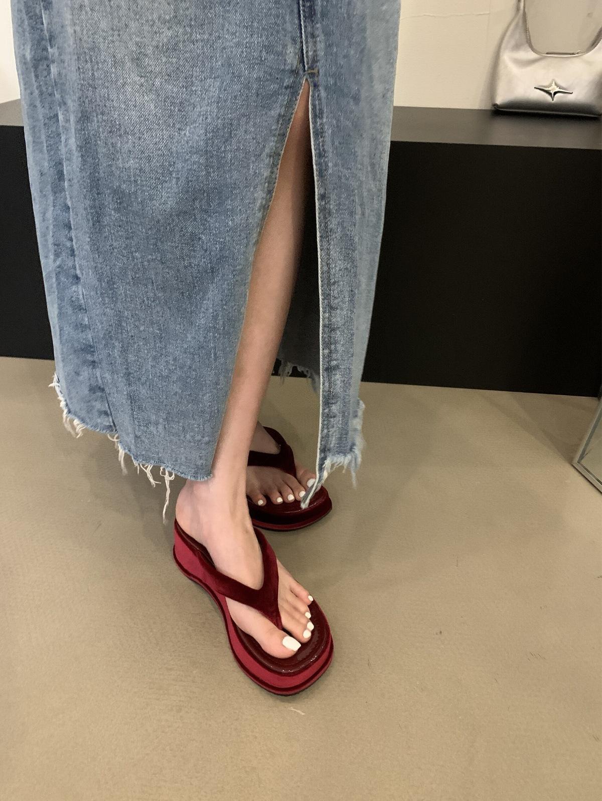 

Французские шлепанцы на платформе, женская верхняя одежда, тапочки-маффины, лето 2025, новые модные босоножки на танкетке 35 красный