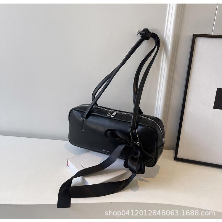 

Заграничный стиль бант подмышечная маленькая сумка женская 2025 новая модная нишевая сумка-багет интернет-знаменитость通勤 плечевая сумка чёрный