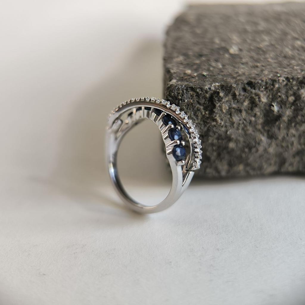 Серебряное кольцо с натуральным сапфиром 1.465ct, фианитами, вес изделия 3,35 гр (2180890)