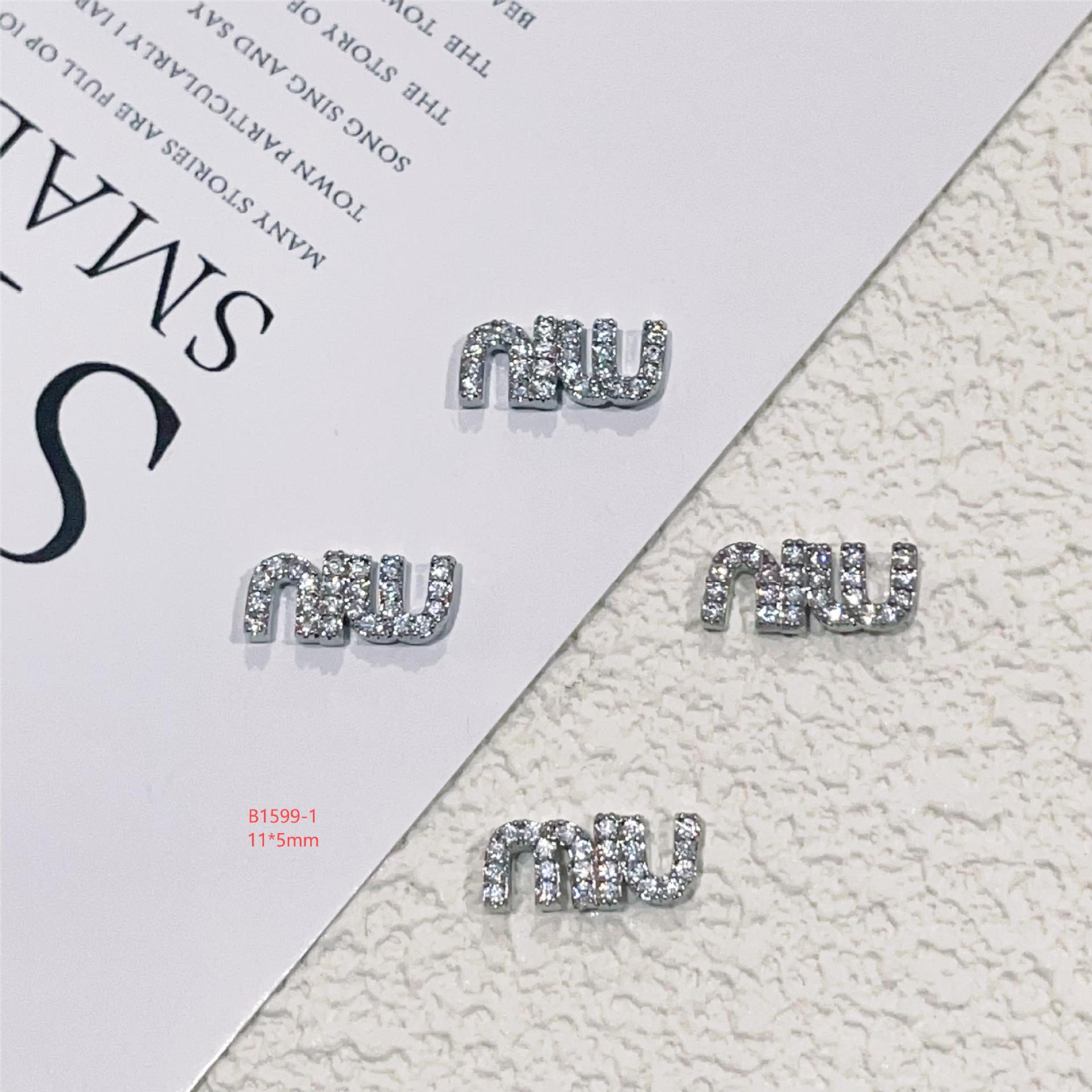 

Роскошный набор для нейл-арта из 67 металлических элементов с цирконами и инкрустацией в виде бриллиантов и английских букв