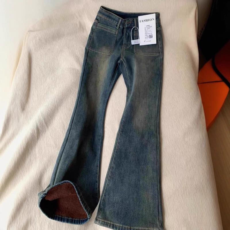 Fleece and slightly pulled jeans are popular for women in winter. High-waisted and thin floor-mopping flared trousers