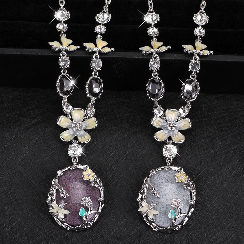 Elegant Vintage Floral Long Necklace For Women Featuring Stunning Crystal Accents