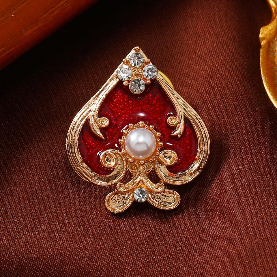 Creative Heart Poker Design Brooch | Women's Minimalist Clover Collar Pin | Anti-Exposure Badge for Couples