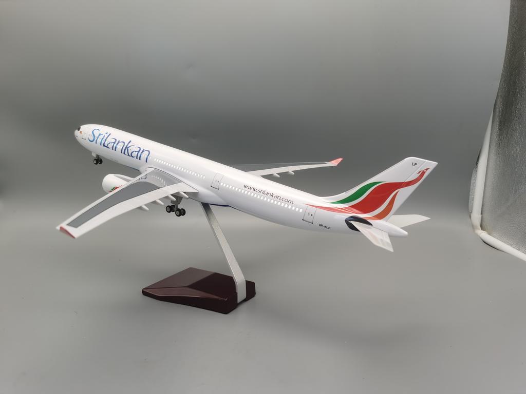 Scale 1:135 47cm A330 SriLankan Airlines Airbus With Lighting And Wheels Die-cast Resin Aircraft Model Collectible Room Display