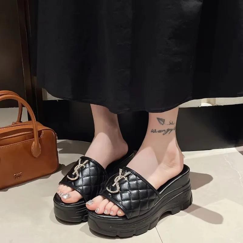 2026 Damen Luxus Sandalen Freizeit Leichte Schuhe Damen Rutschfeste Außen Hausschuhe Damen Sommer Plateau Buchstaben Sandalen