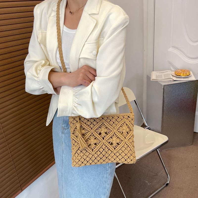 Women Summer Straw Messenger Bag Hollow Out Woven Fashion Shoulder Bag Beach Tassel Designer Crossbody Travel