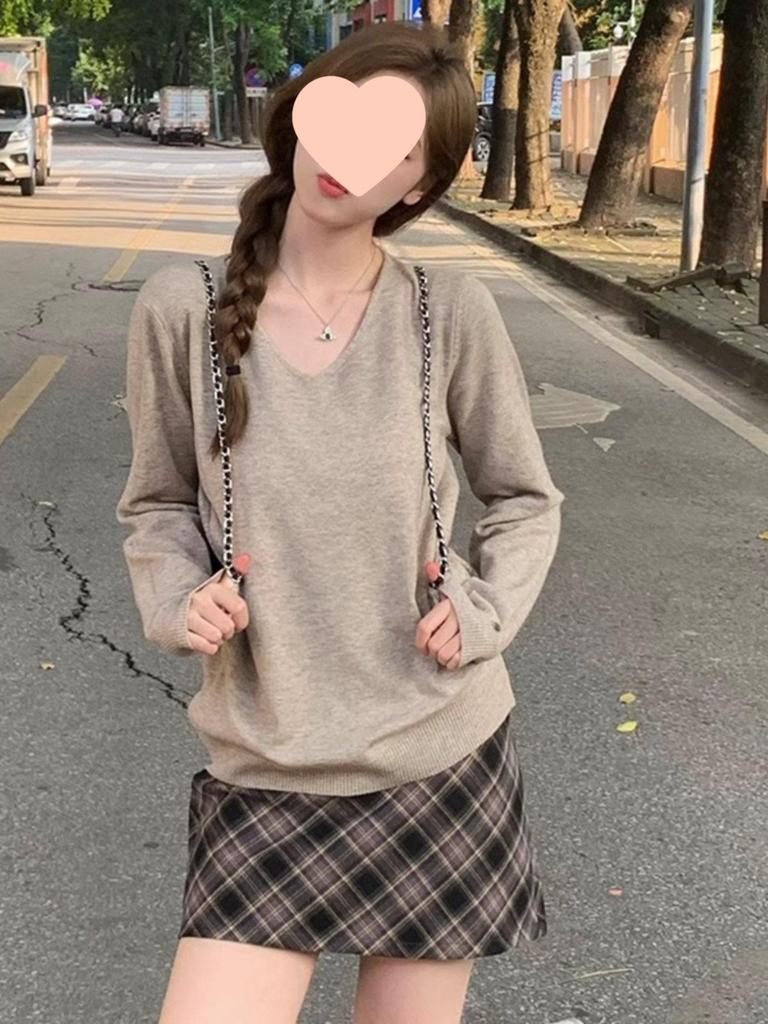 Women's Retro V-Neck Korean-Style Knit Sweater - Soft, Gentle, and Versatile for Spring, Autumn, and Winter