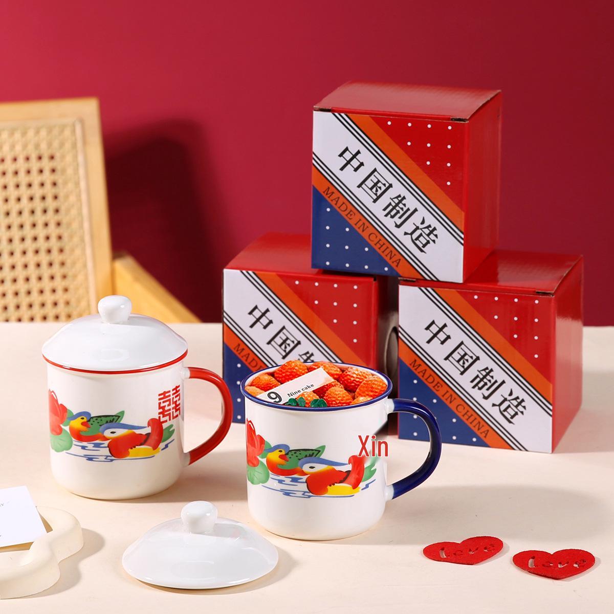 

Кружка в ретро-эмалевом стиле с крышкой, клубничная 400ml