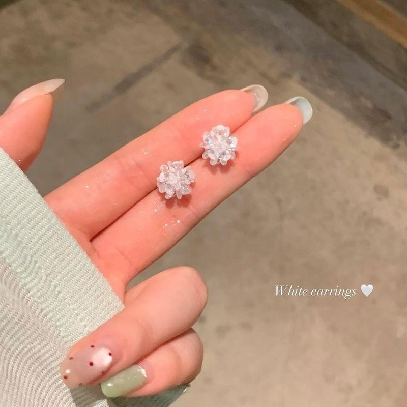 

Кришталеві сережки-квіточки, милі, маленькі, свіжі та універсальні сережки-пусети, модні, маленькі та висококласні сережки з характером.