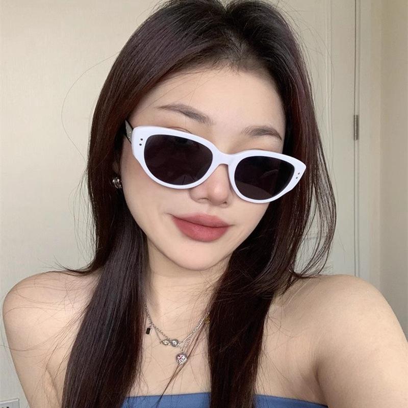 

White cat-eye sunglasses for women, popular online, UV protection, European and American hot girl style, trendy and high-end glasses for men Solid black frame with gr