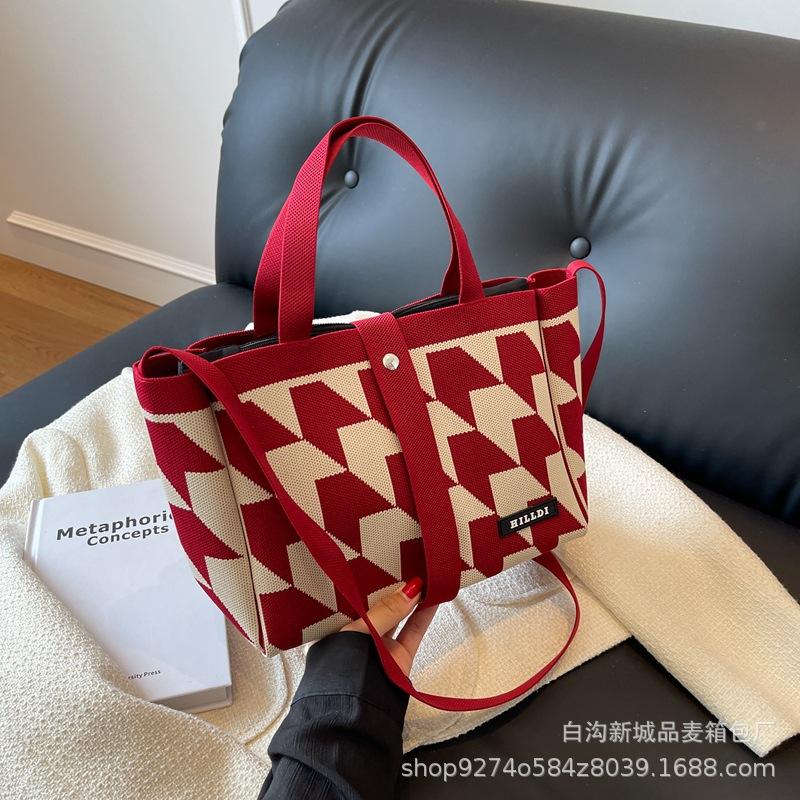 

Niche design fashionable portable small bag women s 2025 new summer popular large-capacity plaid shoulder messenger bag красный