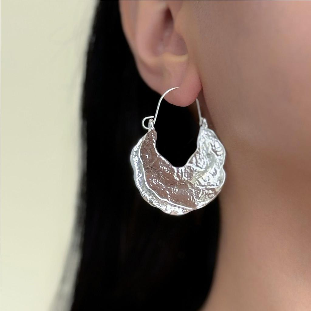 European and American niche design sense alloy leaf earrings retro advanced pleated pattern temperament texture fashion stud earrings