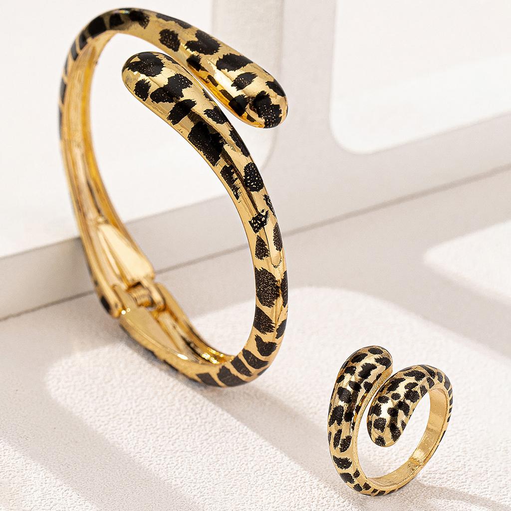 Stylish Leopard Pattern Jewelry Set Adjustable Open Bracelet and Ring Handmade Accessories for Fashion Enthusiasts