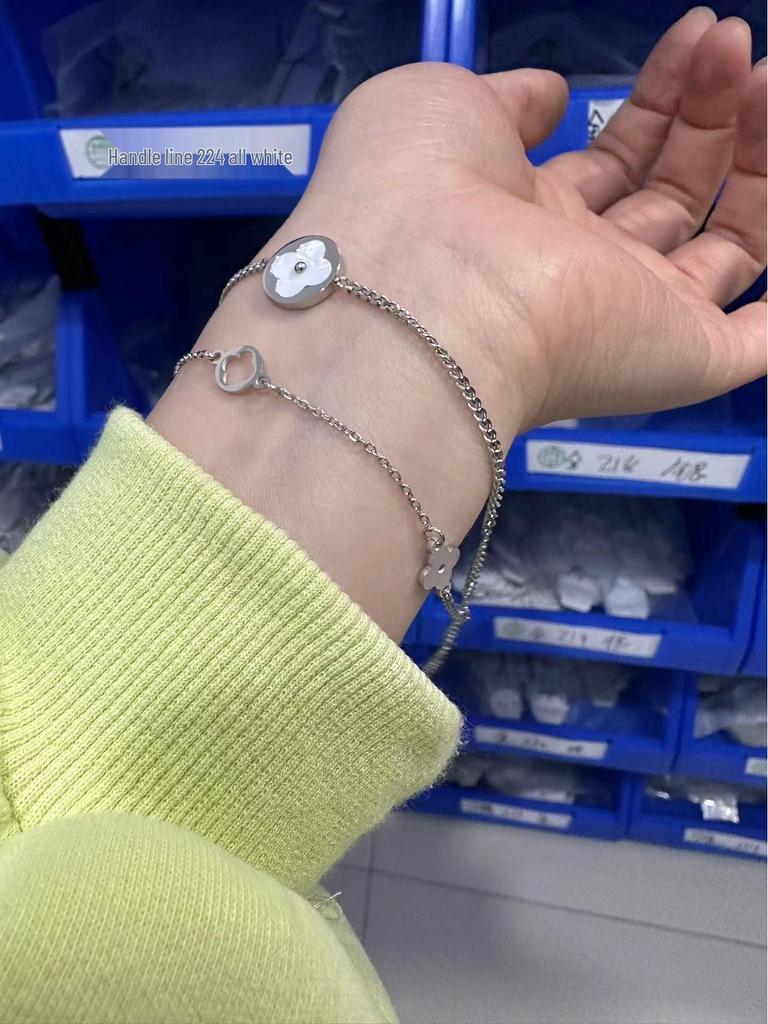 High-End Titanium Steel Four-Leaf Clover Bracelet with Shell Pendant – Durable, Fade-Resistant Design