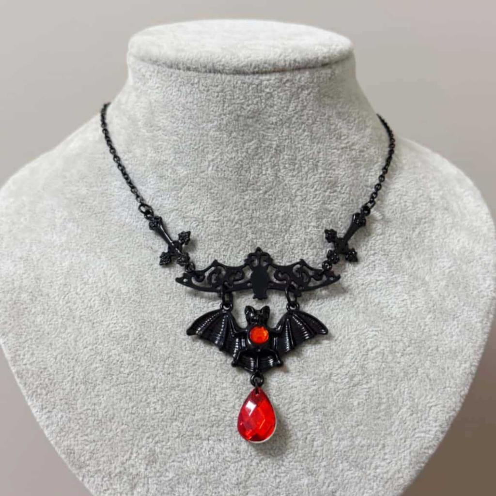 Collier Pendentif Croix Chauve-souris avec Pierres Précieuses Violettes Rouges en Forme de Larme Victoria pour Femmes Halloween Punk Gothique Sorcière Choker Bijoux