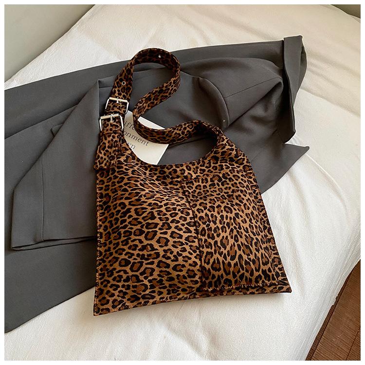 

Lazy wind small fresh leopard print large capacity commuter retro canvas bag Japanese Korean ins wind shopping bag shoulder bag