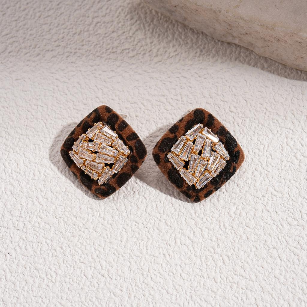 European and American coffee color geometric resin earrings, personalized versatile niche temperament earrings, light luxury high-end earrings, women