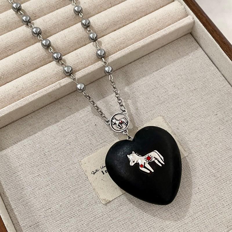 Elegant Black Wooden Heart Pearl Necklace - Lightweight Luxury Clavicle Chain Accessory