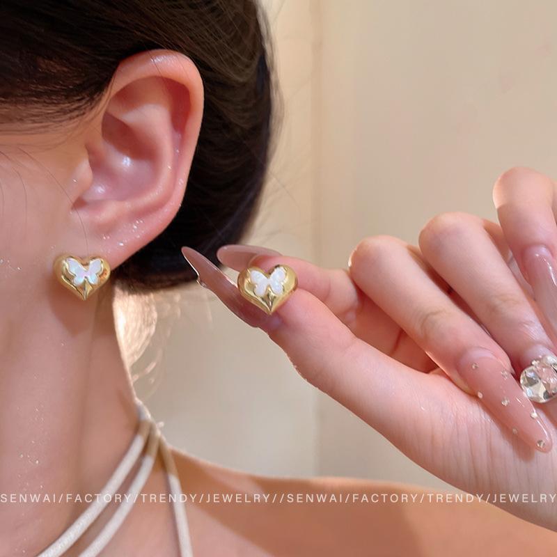

Korean version design butterfly love stud earrings women in wind sweet temperament earrings Internet celebrity ears