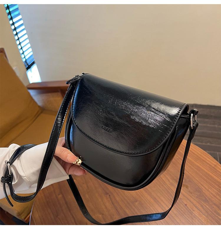 

Корейская версия нишевой простой повседневной сумки через плечо для通勤, женская новинка 2025 года, сумка-седло в иностранном стиле, сумка-мессенджер, тренд чёрный