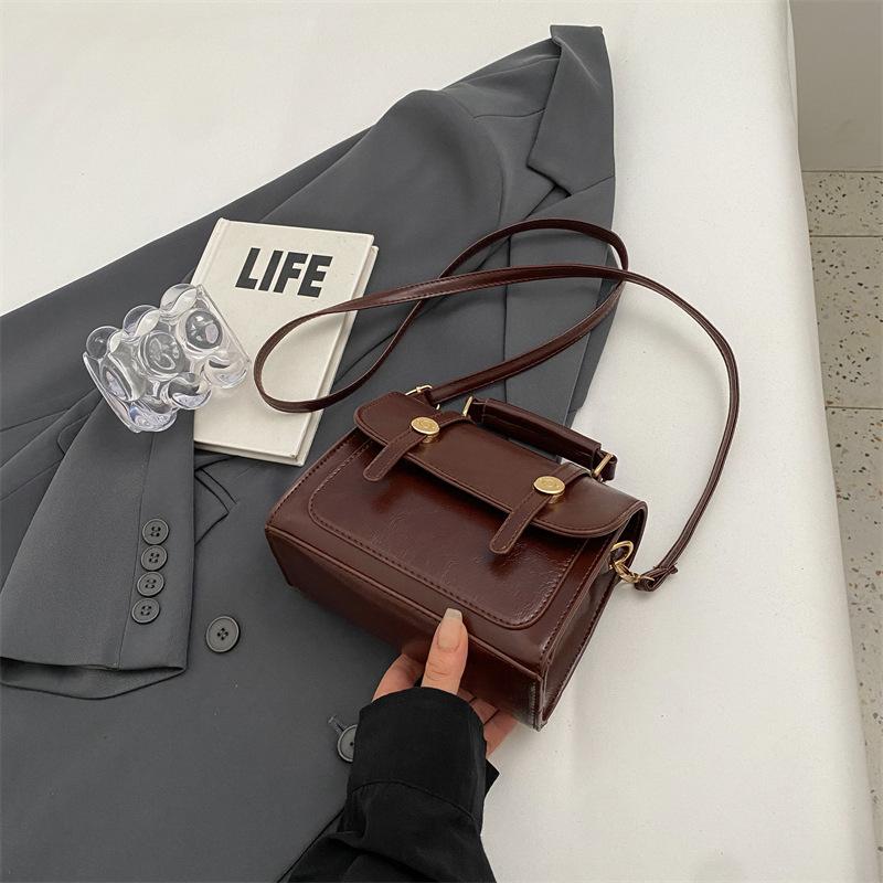 Temperament Commuter Retro Fashion Handbag 2025 Winter New Versatile Ins Solid Color Texture Messenger Small Square Bag