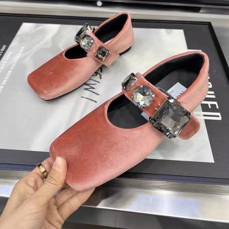 

Европейские товары туфли-лодочки с квадратным носком и неглубоким вырезом модные одинарные туфли на плоской подошве золотой бархат лето 2025 новая пряжка ремень лоферы женские 40 коралл розовый