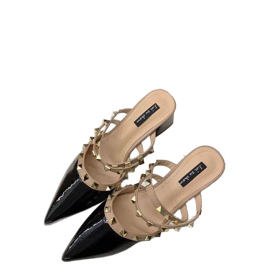 Populära små doftande nitar högklackade damskor väskhuvud halvtofflor mode spetsiga coola tofflor tjock klack