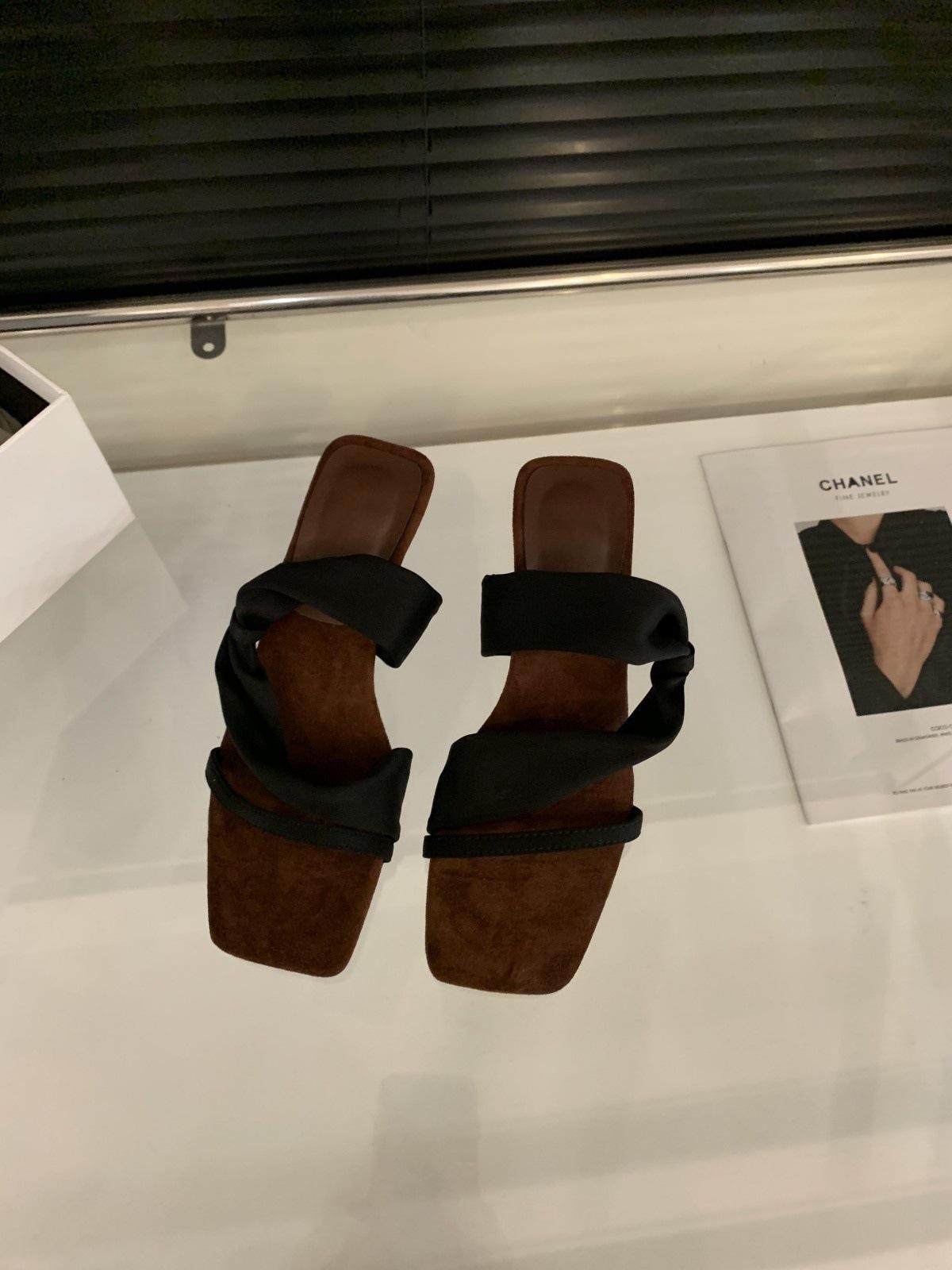 

Клиновидный каблук высокий каблук красный крутые тапочки туфли феи носить 2025 новый летний темперамент с юбкой сандалии 35 чёрный