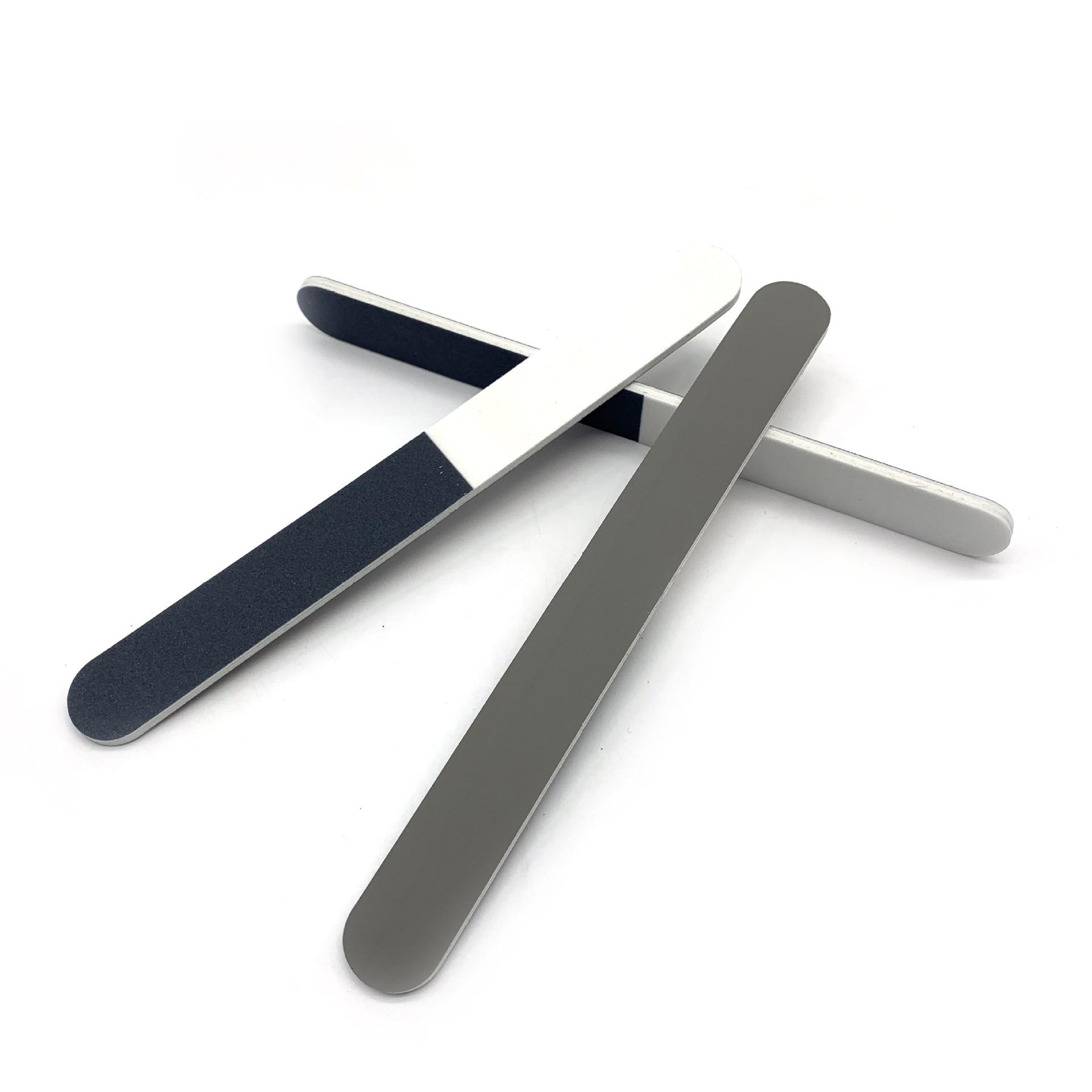 

3-х сторонняя износостойкая пилка для ногтей: Тонкие полировальные полоски черного, белого и серого цвета.