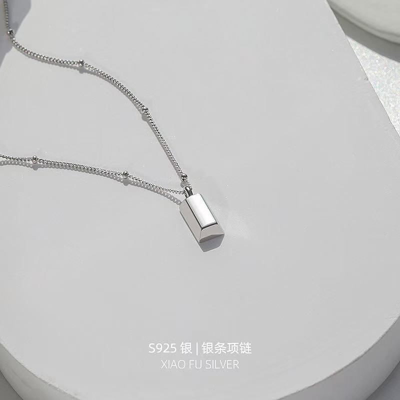 Little Gold Bar Pendant Necklace for Women High-end Niche Design Light Luxury Gold Brick Temperament Versatile Collarbone Chain