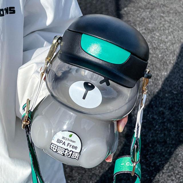 

Милая бутылка для воды с медведем для детей, школьная большая емкость, тритановая пластиковая соломенная бутылка для воды с ремешком, дорожная спортивная посуда для напитков 901-1000ml