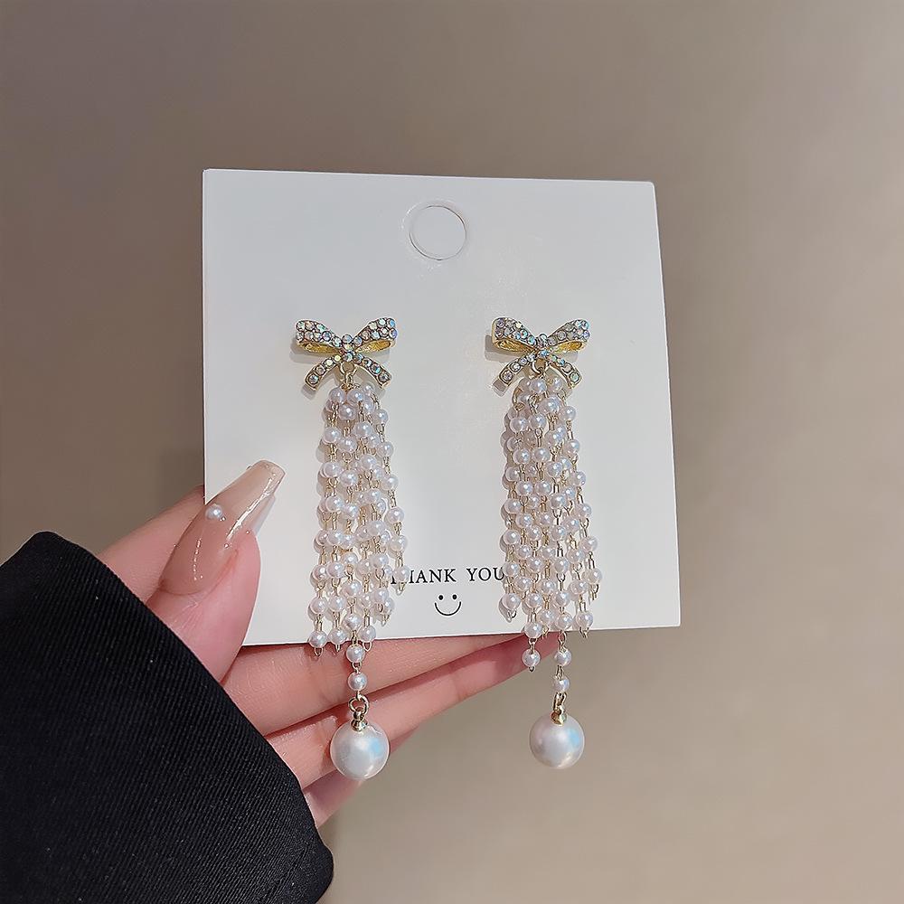 

Жемчужные серьги-кисточки с бантом: Серебряные пусеты для современной элегантности в моде 2025 года