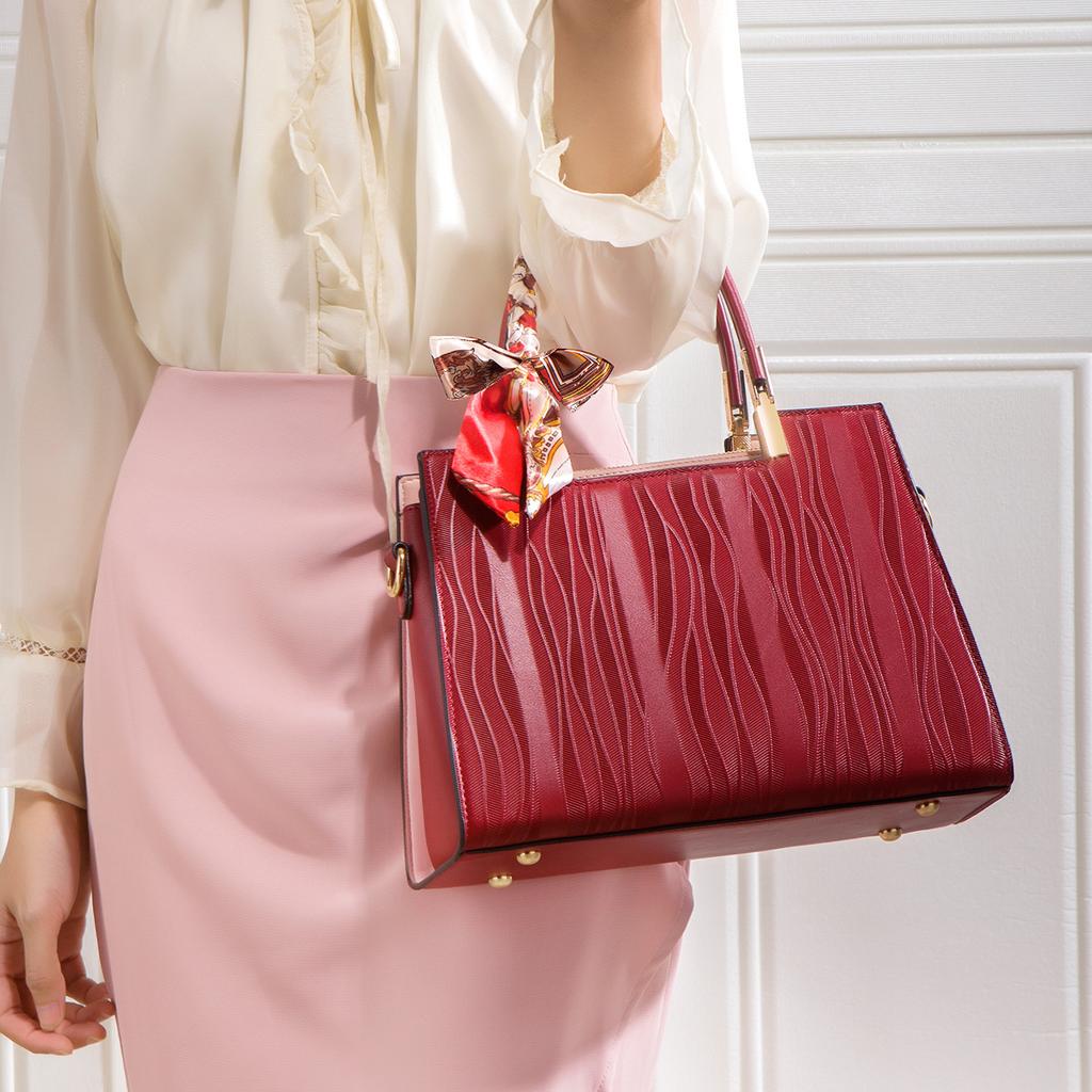 Red handbag for mothers, 2024 new model, large capacity, fashionable handbag for middle-aged women, wedding bag, crossbody bag for mother-in-law