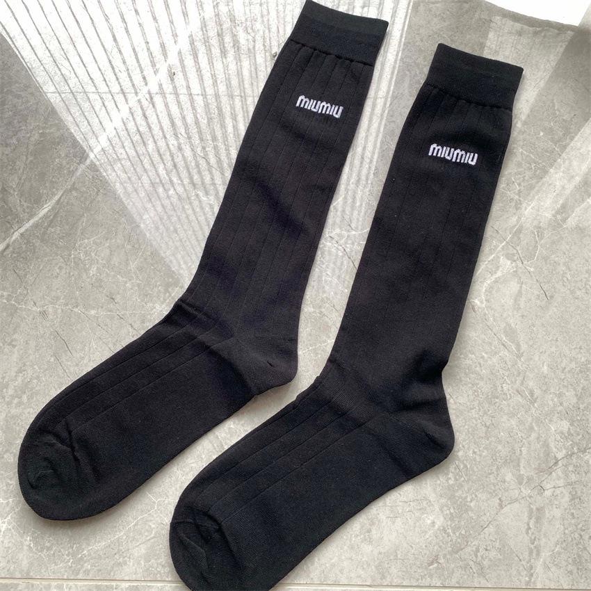 

Корейские модные полосатые носки: Средняя длина, черный, белый и серый цвета — модный подиумный стиль No Text