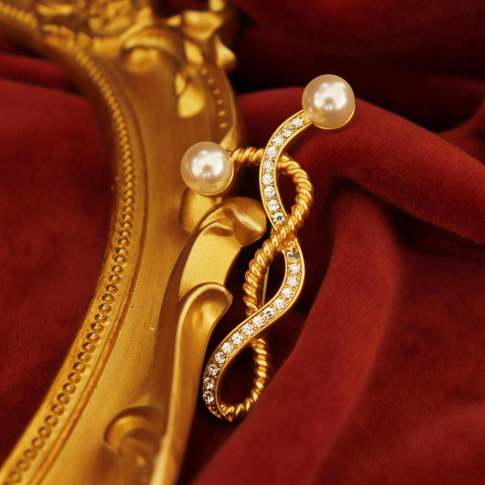 Vintage Retro Alloy Pearl-Inlaid Gold-Plated Brooch
