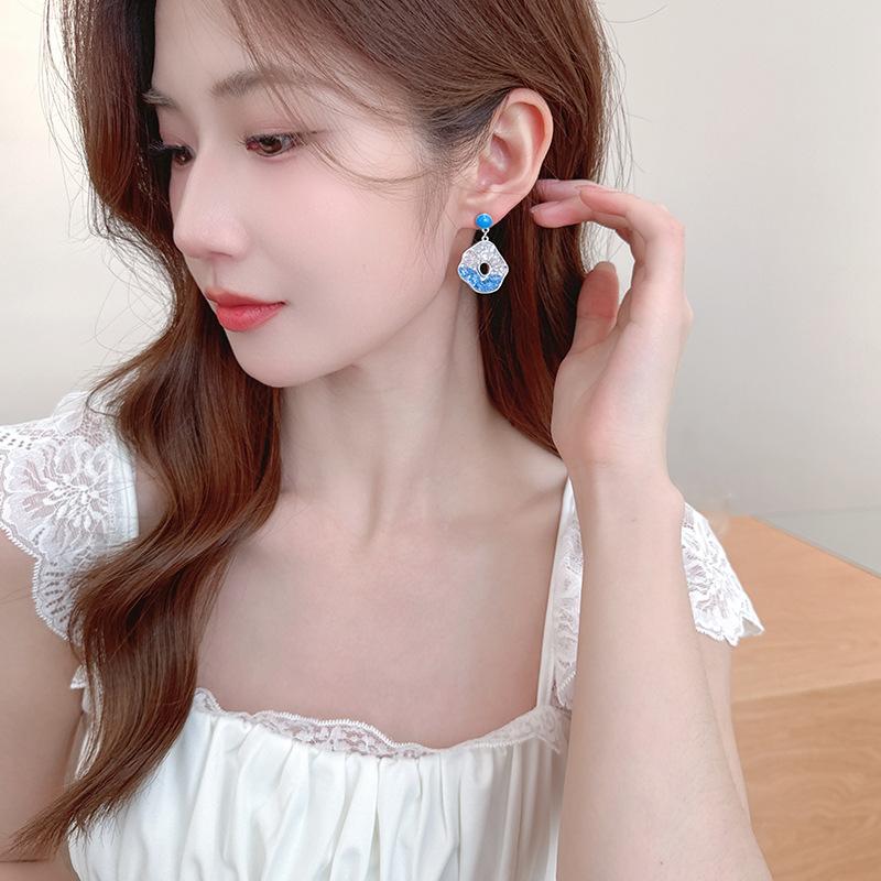Women's Light Luxury Design Elegant Geometric Earrings Fashionable And Versatile Niche Design Gradually Changing Color Earrings