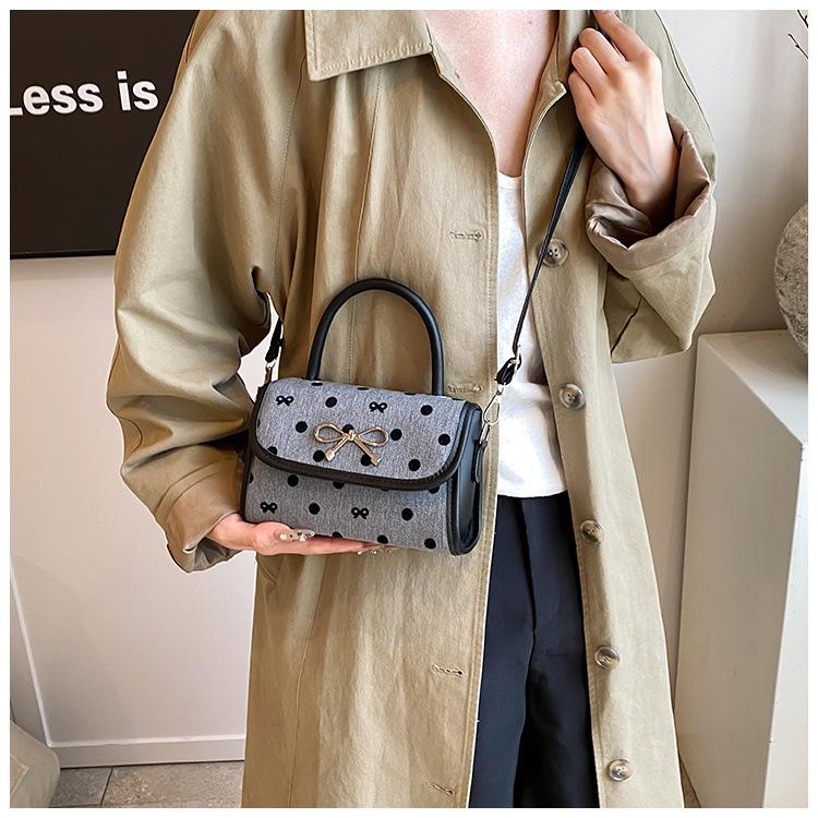 Korean-Style Bow Baguette Shoulder Bag: 2025 Fashionable Textured Women's Crossbody